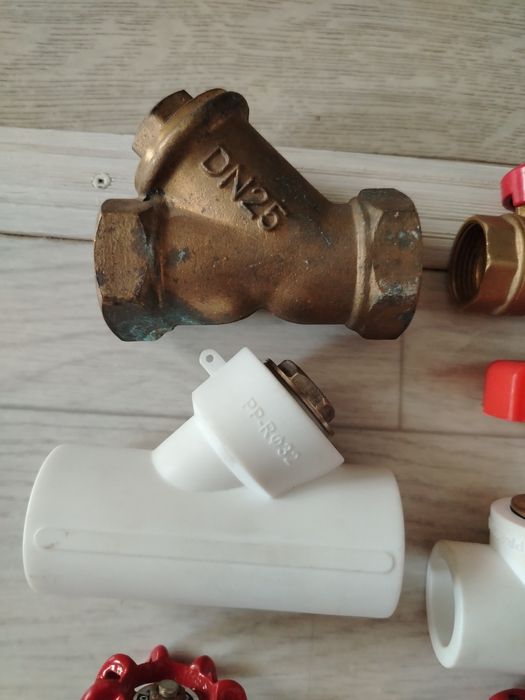 Продам краны пластик