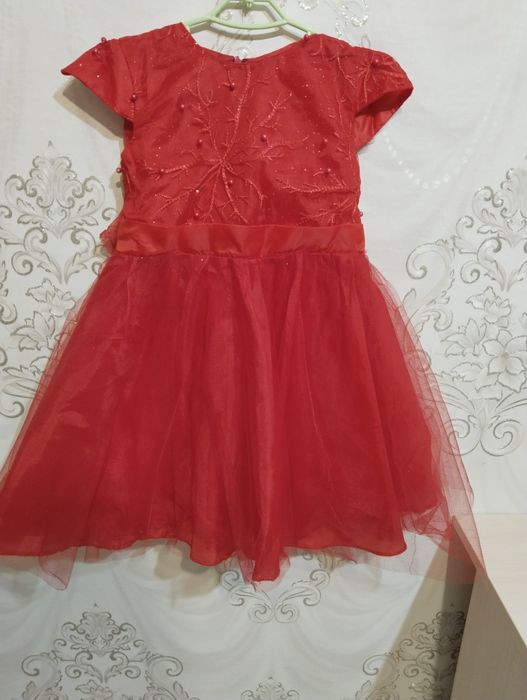 Продам платье для девочки.