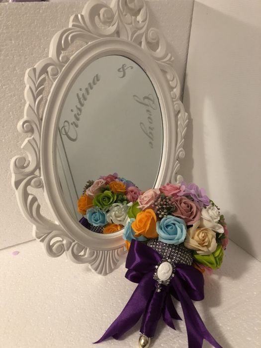 Oglinda ovala cu rama alba personalizata