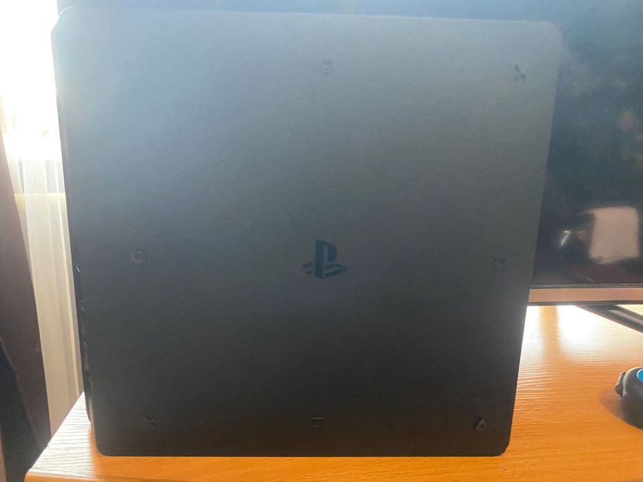 Продам Sony PlayStation 4 слим прошитую 30-35 игр