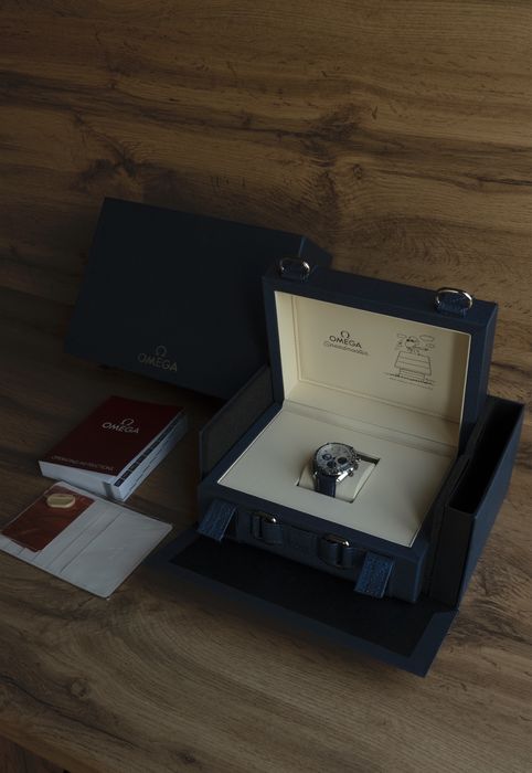 Наручные часы Omega Speedmaster “Silver Snoopy Award” 50th Anniversary