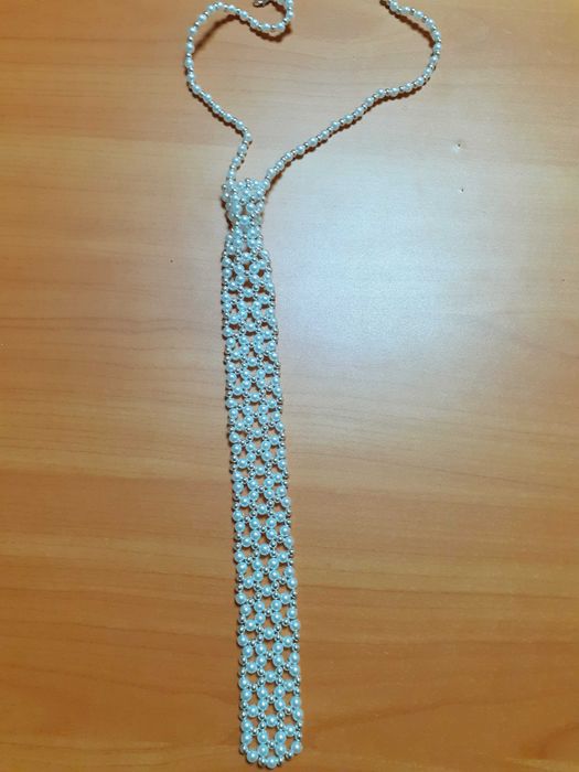 Галстук из бусин