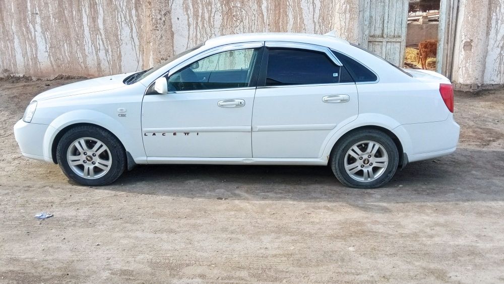 Lacetti 1.8L sotiladi