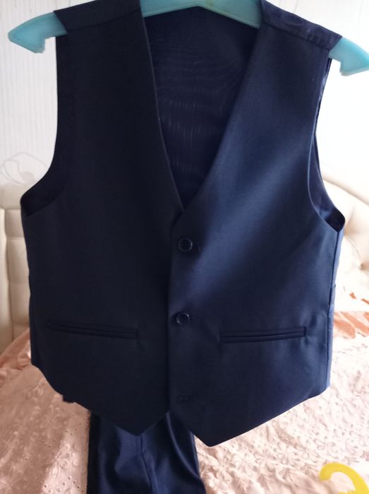 Продам школьный костюм