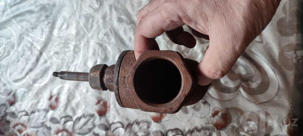 Вентиль чугунный. со сгоном и адаптером пвх всё Д=40 железные и пвх