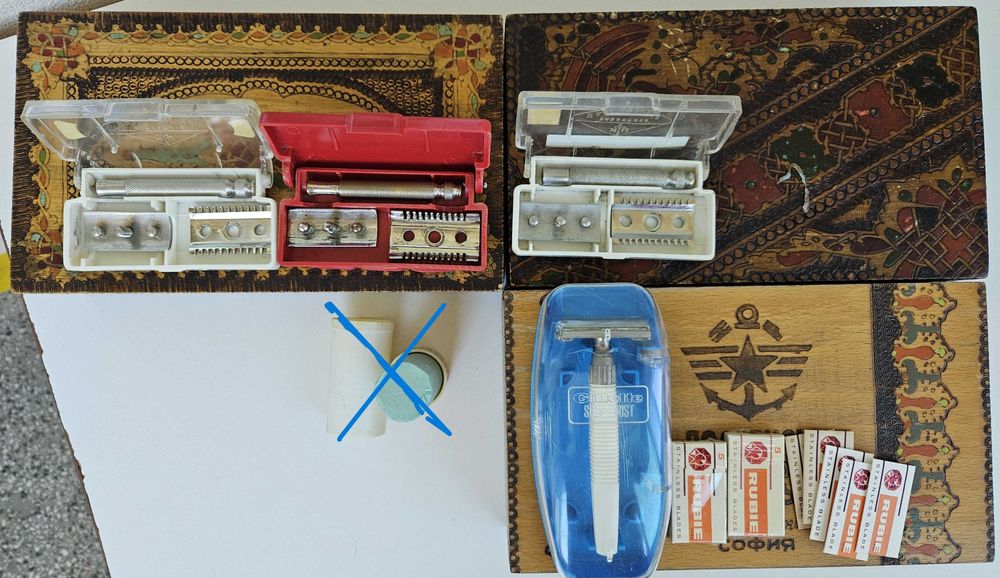 3 броя дървени кутии, самобръсначки  и ножчета за бръснене