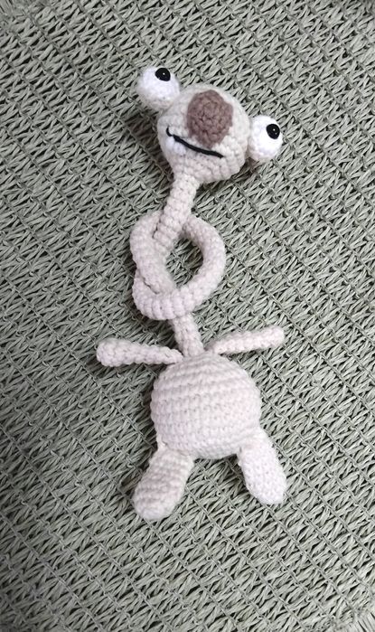 Различни плетени бебешки играчки