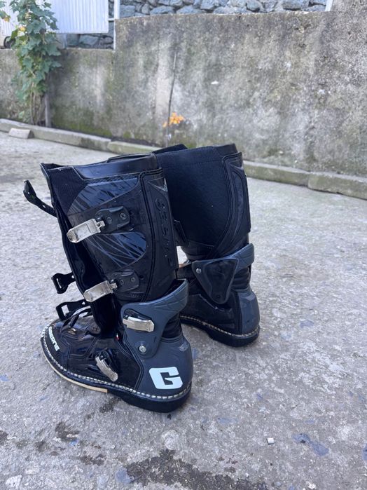 Каска и ботуши размер на ботушите 47