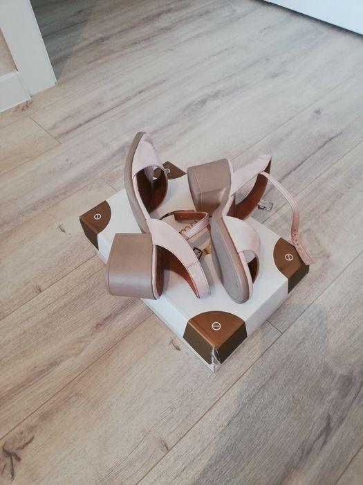 Босоножки кожаные