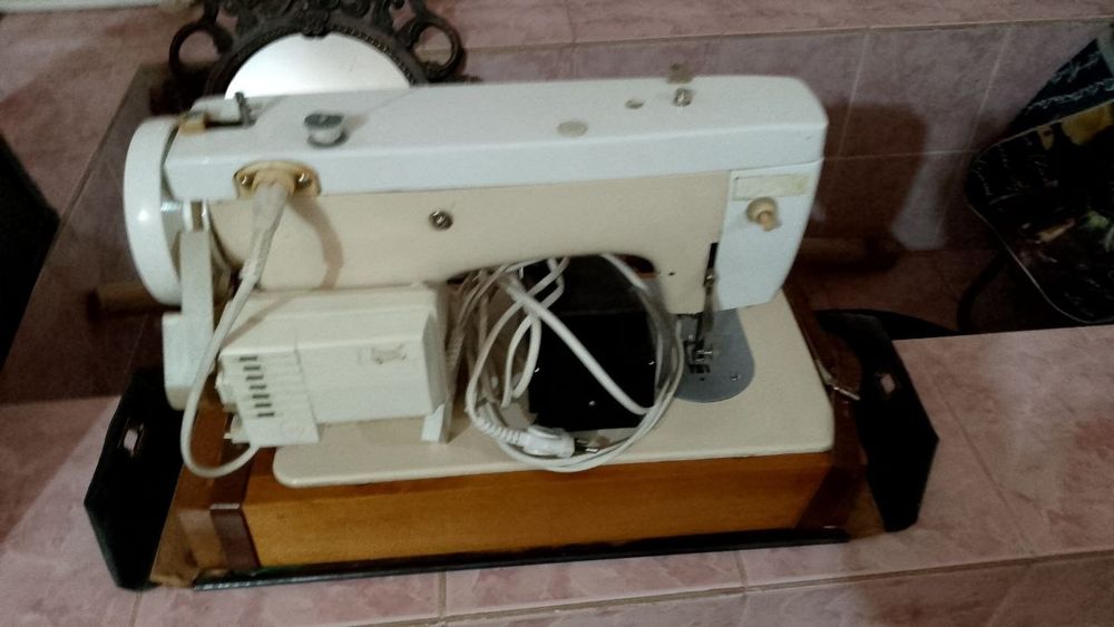 Швейная машинка чайка 142м