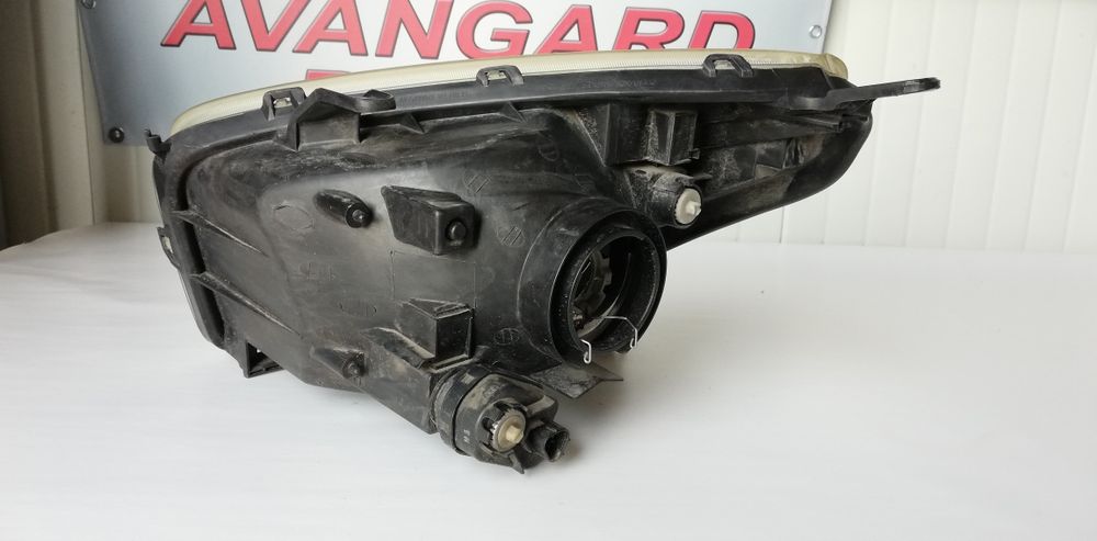 Ляв и десен фар Toyota Rav4 XA20 (2000-2005)