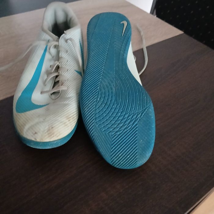Crampoane  nike roși, crampone sintetic kipsta , Mercuriale nike albas