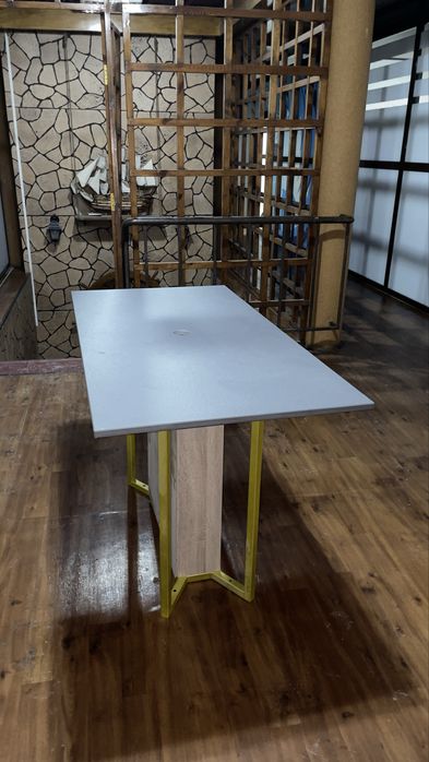 Стол с искусственным камнем