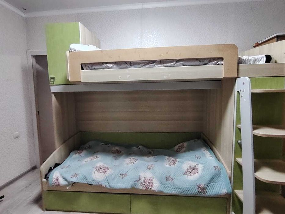 Двухъярусная кровать со шкафом