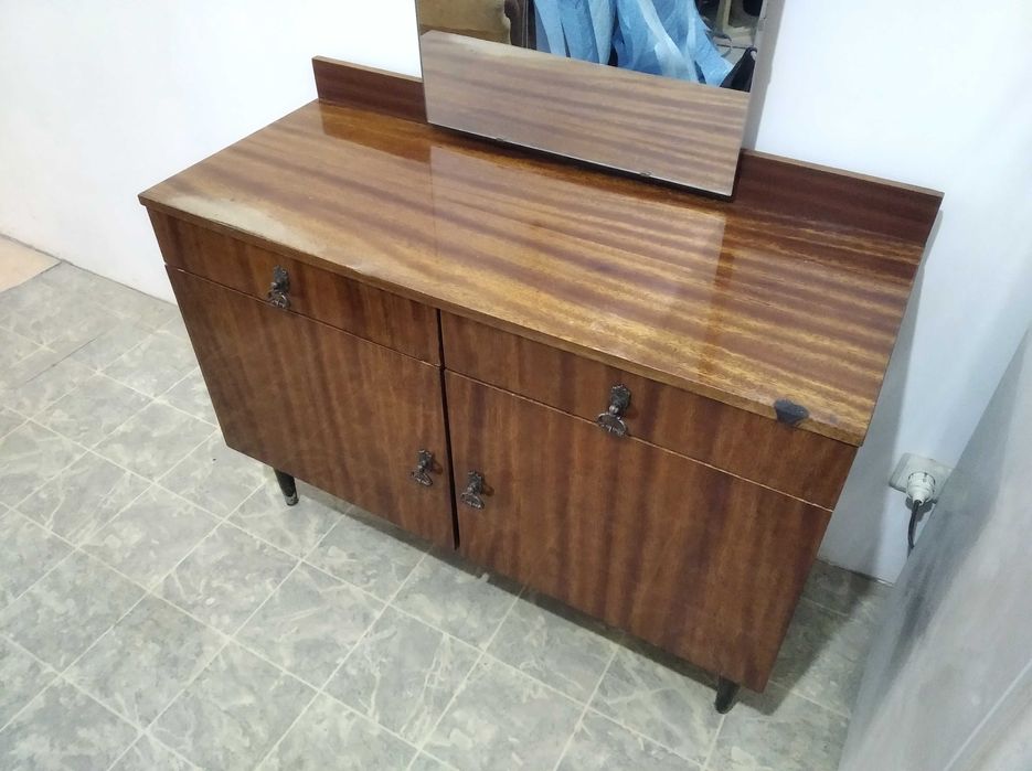 Трюмо с зеркалом. Тумба.