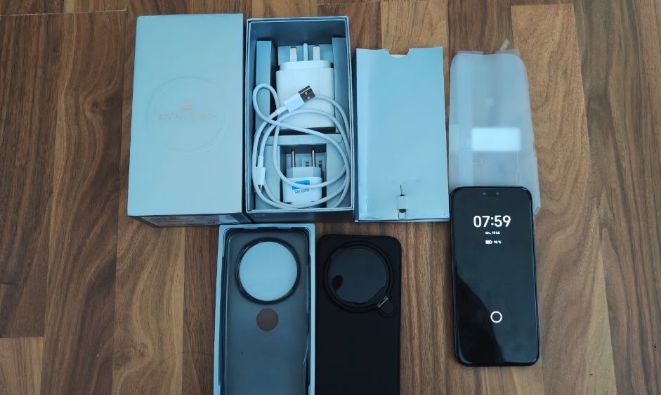 Vând telefon Honor magic 8 pro ca nou, foarte bine întreținut, 16gb/1Tb baterie de 7100, varianta globala,  impecabil, limba romana , 2 huse  incluse