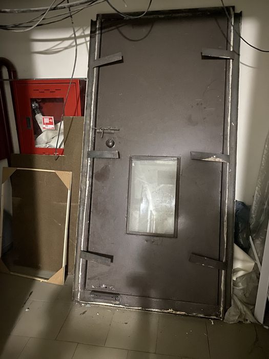 Продам металлическую дверь бу