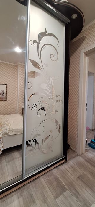 Шкаф зеркальный.