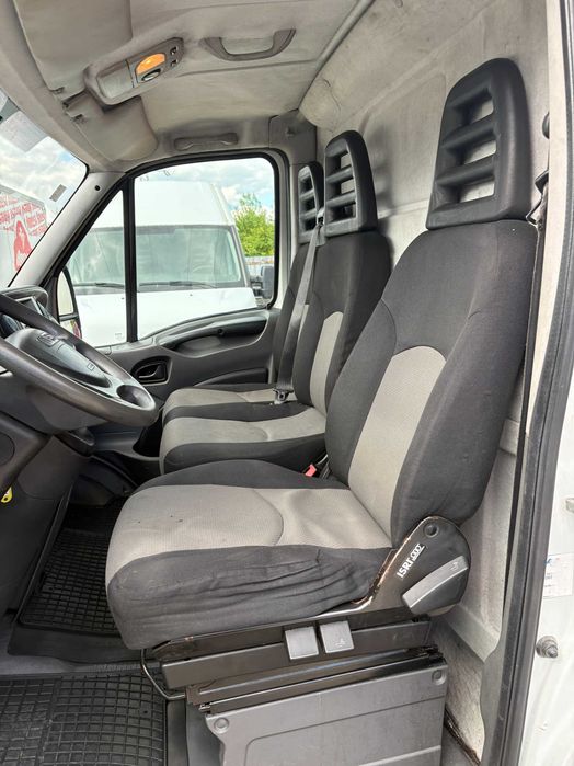 INCHIRIEZ duba RENT A Van IVECO DAILY 2.3 HPI 2010 LUNG 3 panouri 3,5 t Fara Sofer Categoria B