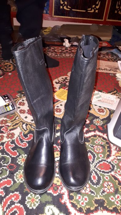 Аяк кийимлер сатылады