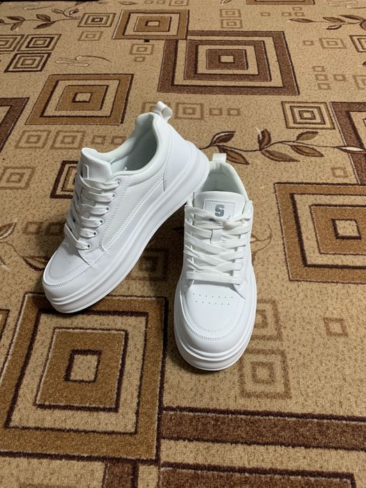 Продам белые кеды