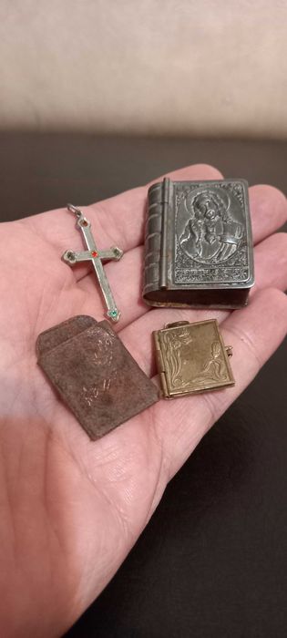 Lot impresionant de itemuri bisericești, WW2