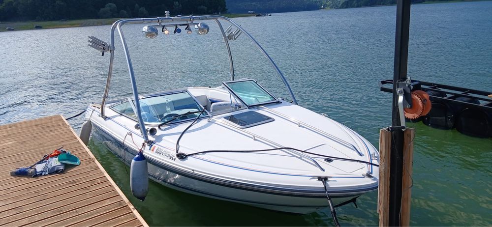 Barca cabinata cu motor Sea Ray 200 Overnighter peridoc inclus