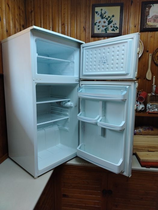 Хладилник с горна камера