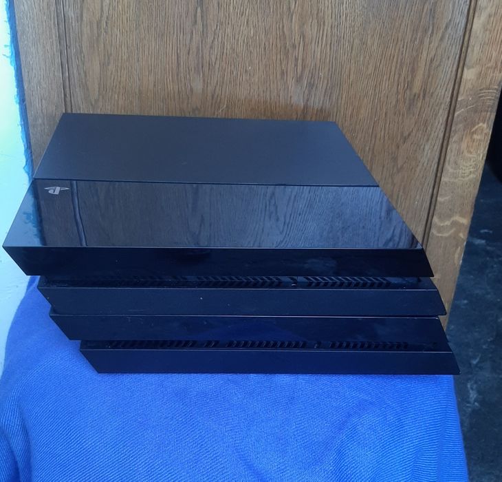 Vând Console PlayStation 4 defecte în stare bună estetică  piese