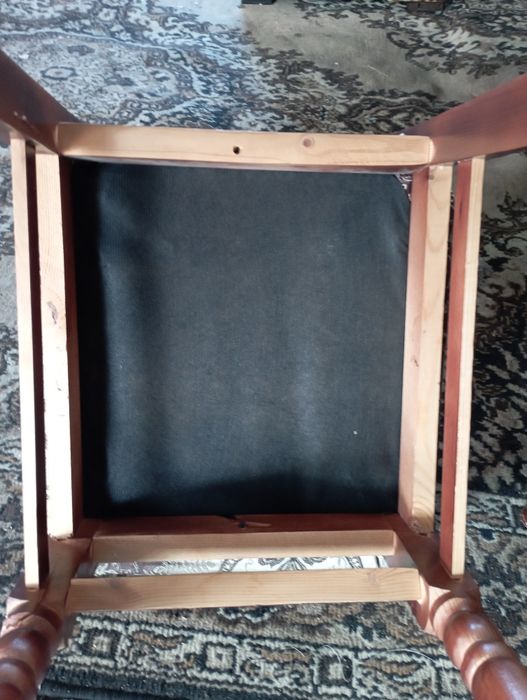 Продам деревянные стулья 4 штуки