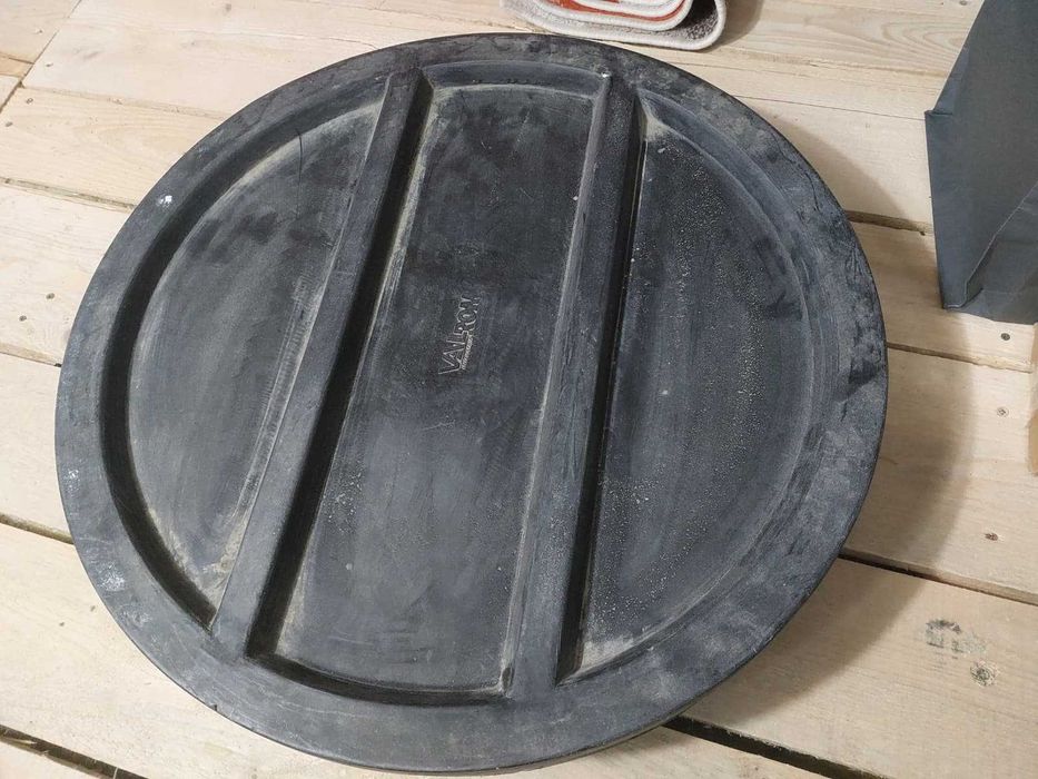 Capac cămin plus garnitura VALROM Ø 640/700 mm fabricat din polipropilenă PP