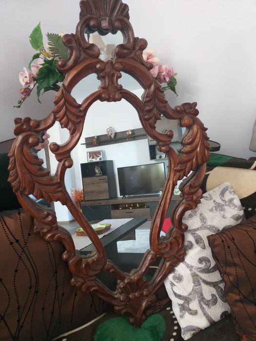 Oglindă încastrată în lemn ornamental.