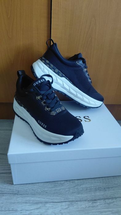 Pantofi noi cu talpa inalta  Guess marimea 37