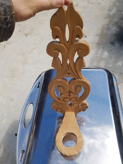 Продавам дървена,старинна поставка за свещ