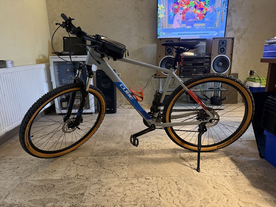 Bicicleta CUBE cu roti pe 29 echipata cu sistem antifurt