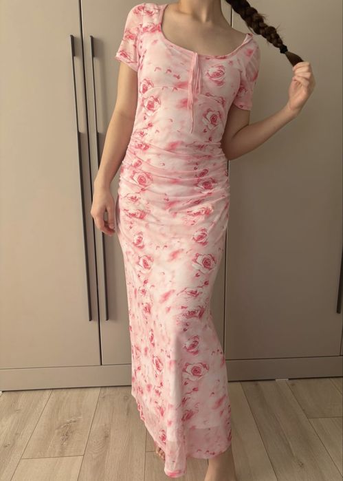 Розовое платье миди с цветочным принтом