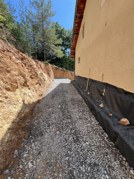 Вертикална планировка-подпорни стени,отводнители, полагане на паваж