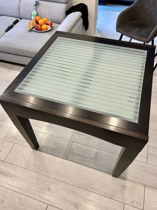 Разтегателна трапезна маса от масив и закалено стъкло 90х90см