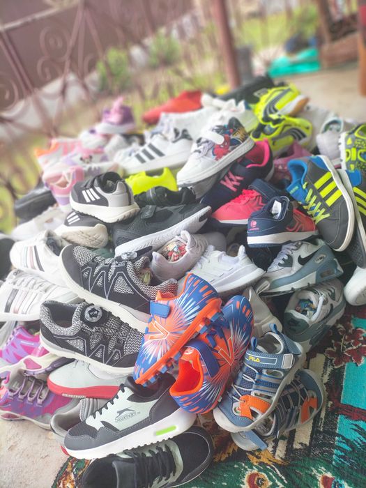 Vând încălțăminte sport