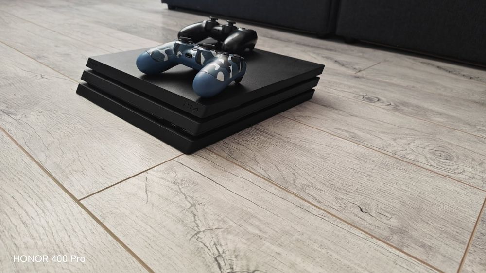 Playstation 4 pro 1 TB +2 контролера  + 10 игри