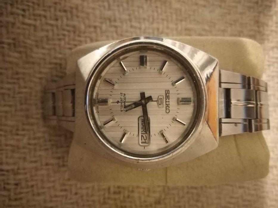 Куфар с 40 механични часовника.