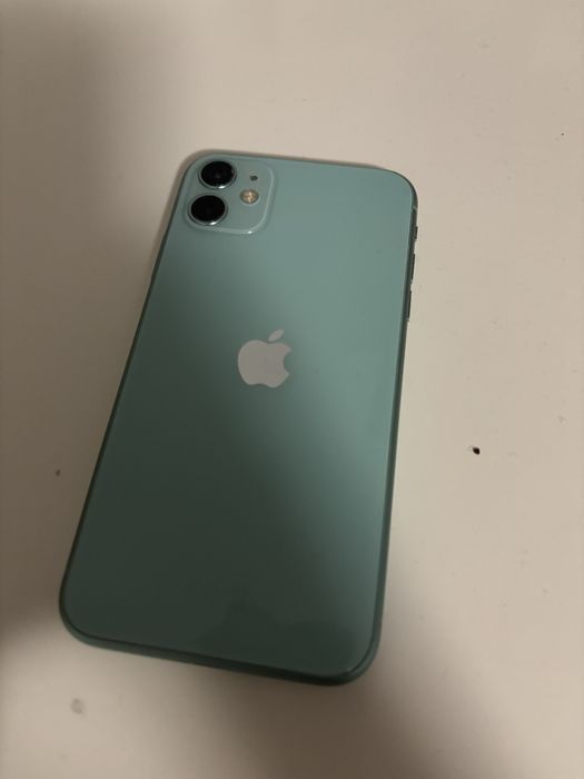 продавам използвам телефон Iphone 11