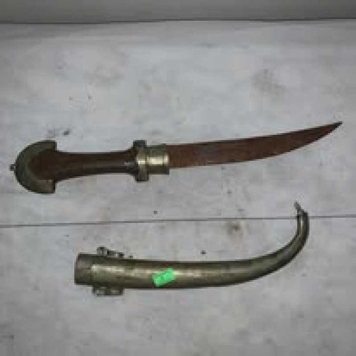 Cutit cu teaca din alama cu tenta arabeasca