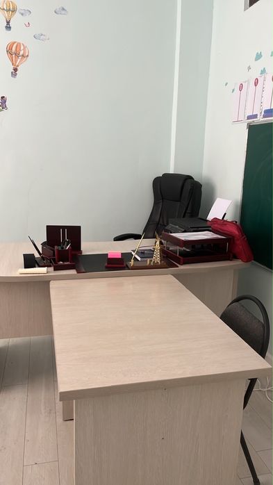 Офисный стол с принадлежностями