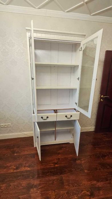 Продам шкаф стеклянный