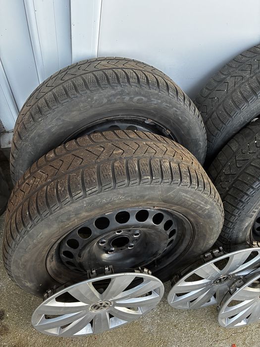 Vând set 4 anvelope de iarnă Pirelli + jante tablă + capace originale