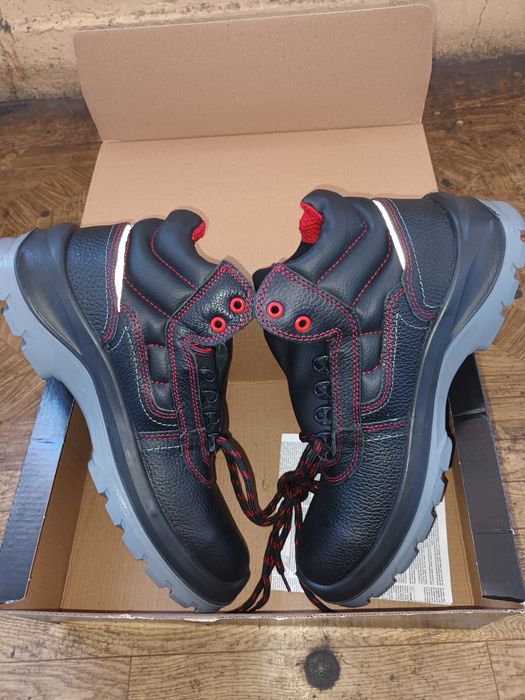 Работни обувки с метално бомбе