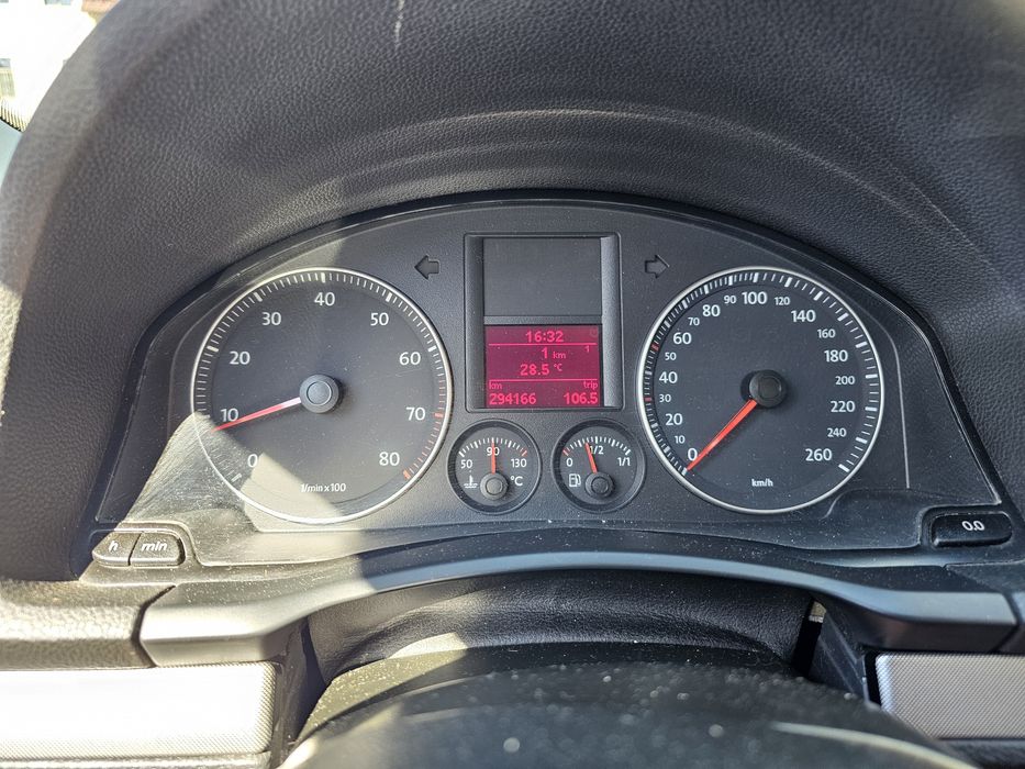 Vând Volkswagen Golf 5 1.6 FSI