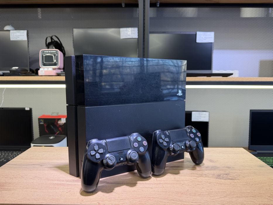 Sony PS4 Fat, 500 GB, версия 12.00, 2 джойстика, есть игры, 1598/А10