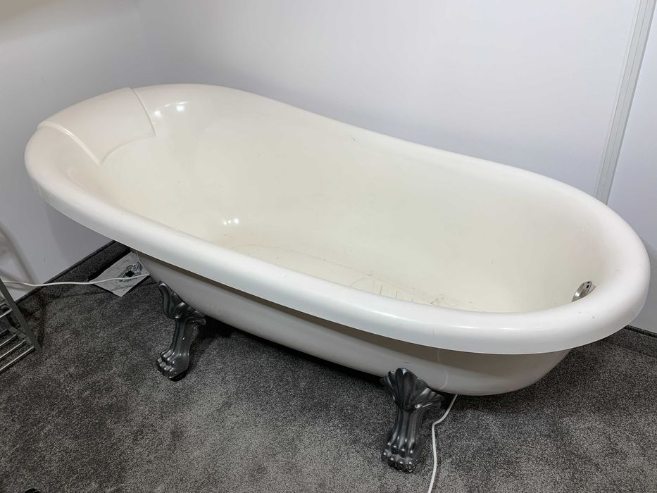 Pachet mobilier deosebit:Masă antică,Cadă retro,FotoliuWingback,Birou